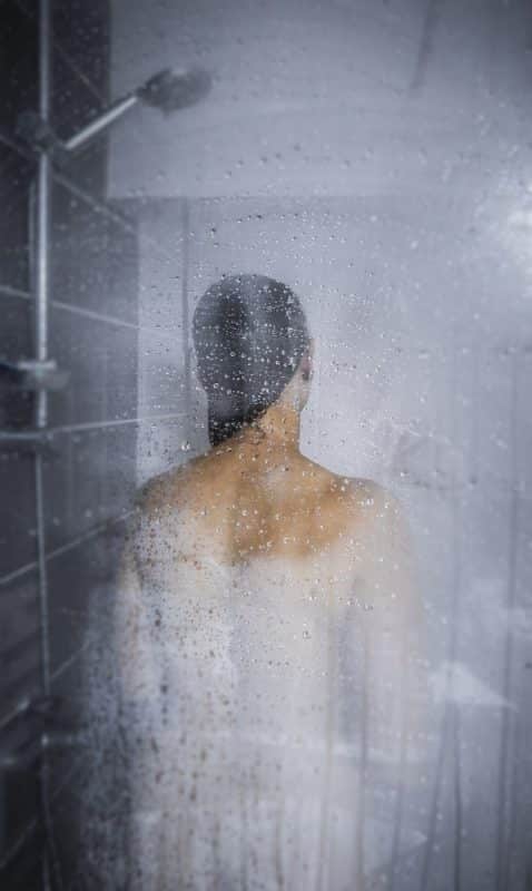 אישה במקלחת חמה
